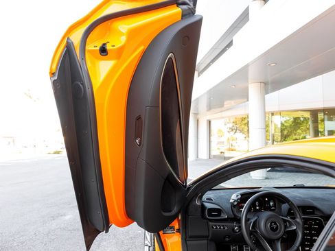 Used 2025 McLaren Artura RWD image 33