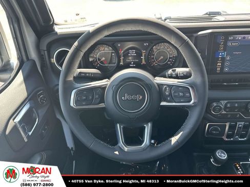 Used 2026 Jeep Wrangler Unlimited Sahara AWD/4WD image 16