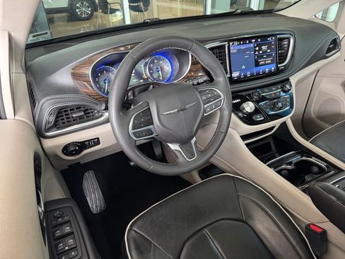 Used 2023 Chrysler Pacifica Limited FWD image 3