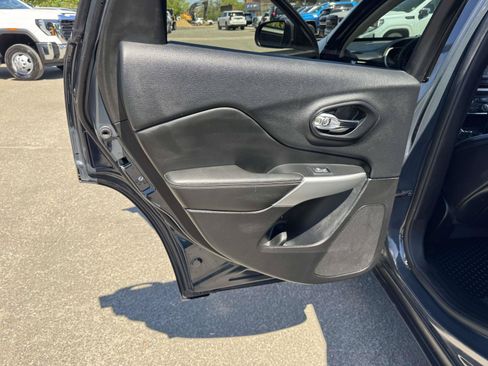 Used 2018 Jeep Cherokee Latitude Plus w/ Cold Weather Group AWD/4WD image 22