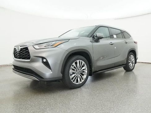 New 2026 Toyota Highlander Platinum image 17