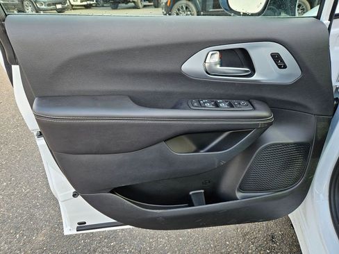 New 2026 Chrysler Pacifica Limited image 11