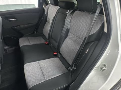 Used 2023 Nissan Rogue SV image 12