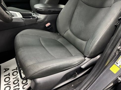 Used 2021 Toyota RAV4 LE image 12