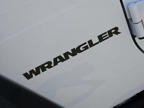 Used 2013 Jeep Wrangler Unlimited Rubicon w/ Connectivity Group AWD/4WD image 11