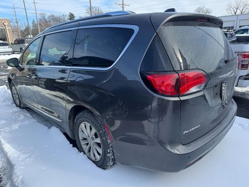 Used 2018 Chrysler Pacifica Touring-L image 4