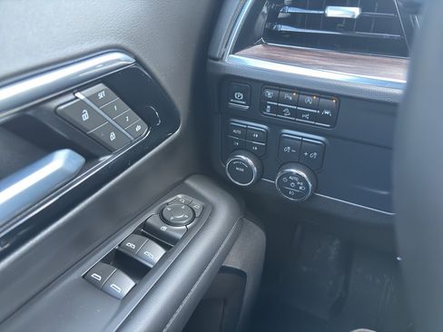 Used 2025 Chevrolet Suburban Z71 image 29