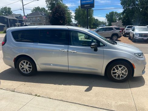 Used 2024 Chrysler Pacifica Touring-L FWD image 5