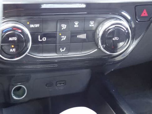 Used 2025 Chevrolet Trax LT FWD image 25