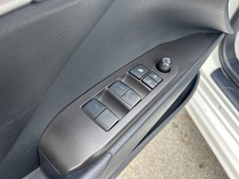 Used 2022 Toyota Camry SE w/ Cold Weather Package FWD image 11