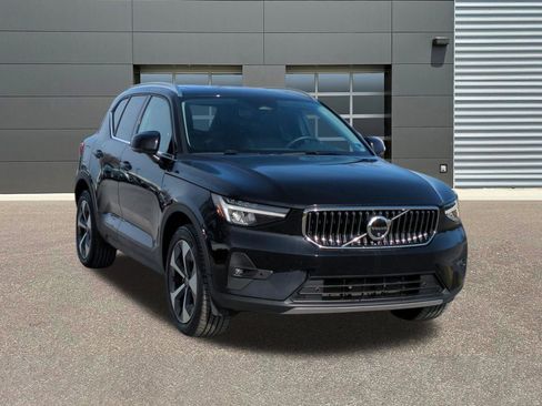 Certified 2025 Volvo XC40 B5 Plus AWD/4WD image 1