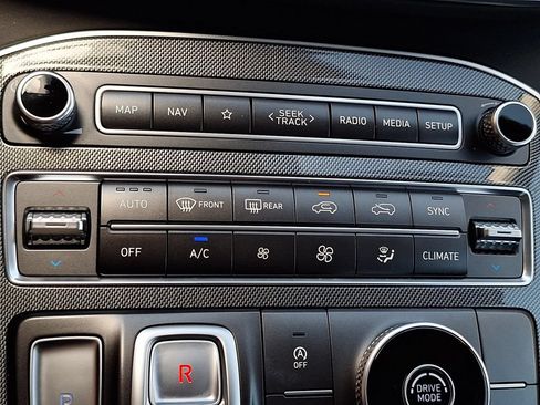Used 2022 Hyundai Santa Fe SEL w/ Convenience + Premium Package FWD image 17