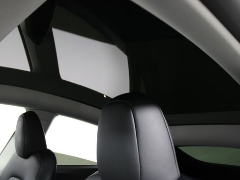 Used 2023 Tesla Model Y Performance image 10