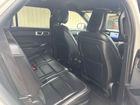 Used 2020 Ford Explorer XLT w/ Equipment Group 202A AWD/4WD image 13