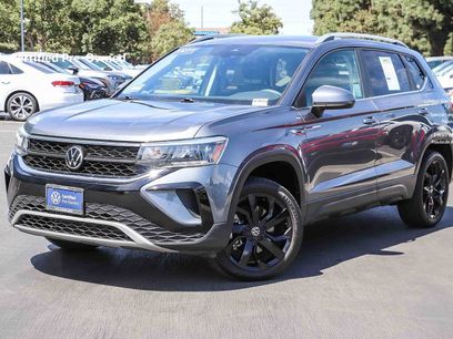 Used 2023 Volkswagen Taos SE w/ Panoramic Sunroof Package