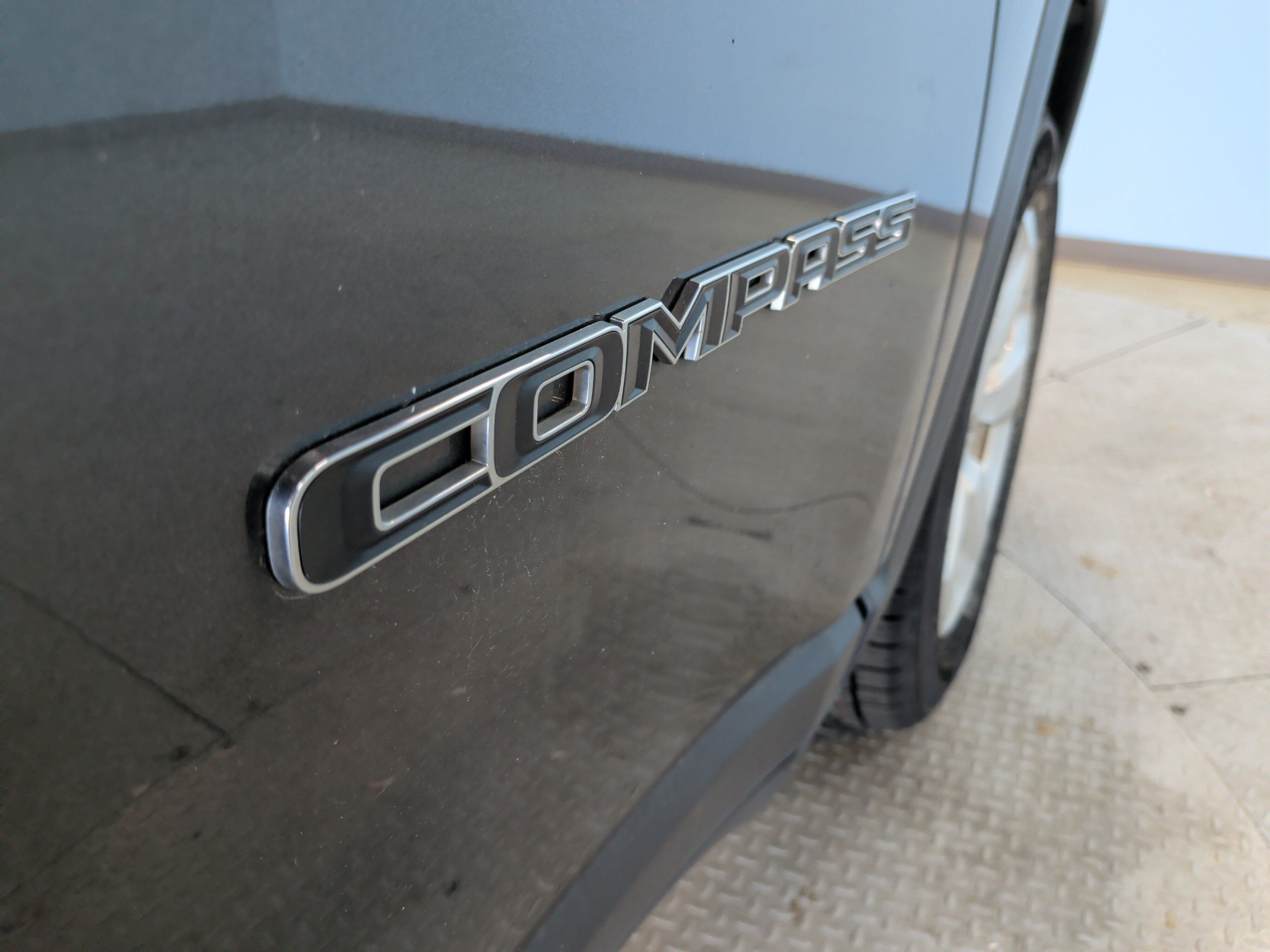 Used 2019 Jeep Compass Latitude w/ Cold Weather Group AWD/4WD image 32