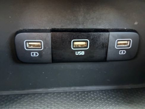 Used 2024 Kia Carnival LX image 6