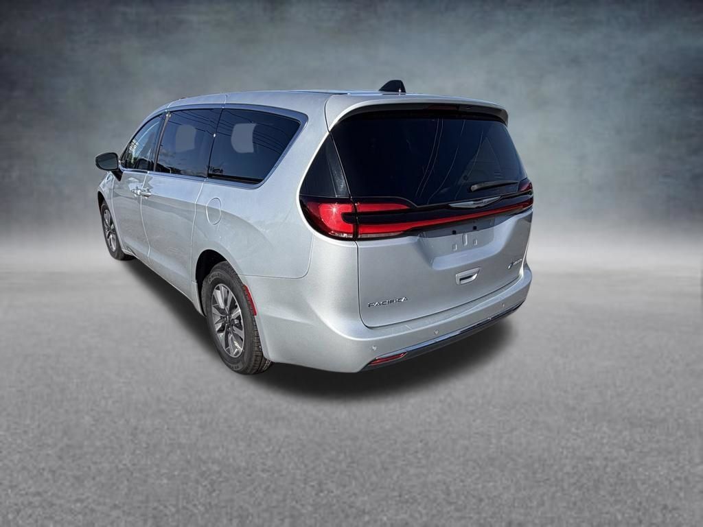 Used 2023 Chrysler Pacifica Touring-L FWD image 3