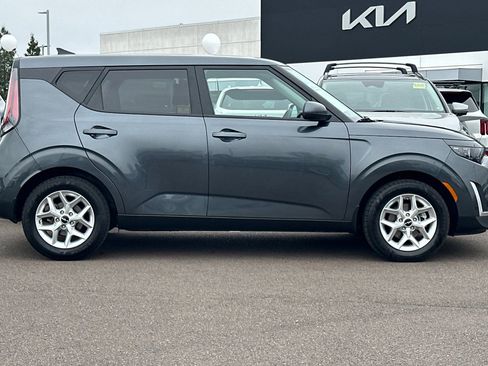 Used 2023 Kia Soul LX w/ LX Technology Package image 3