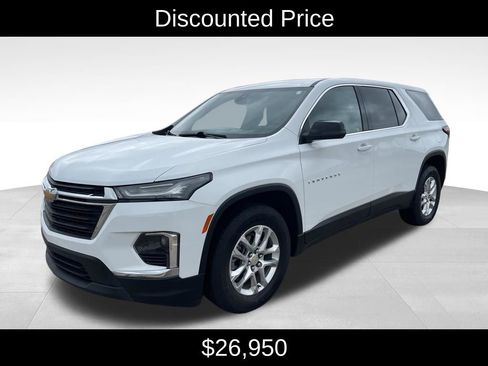 Used 2022 Chevrolet Traverse LS image 3