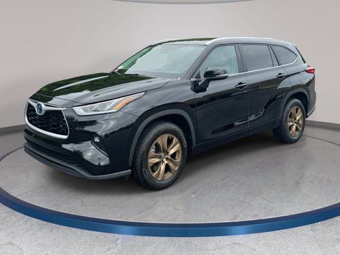 Used 2023 Toyota Highlander Bronze Edition FWD image 1