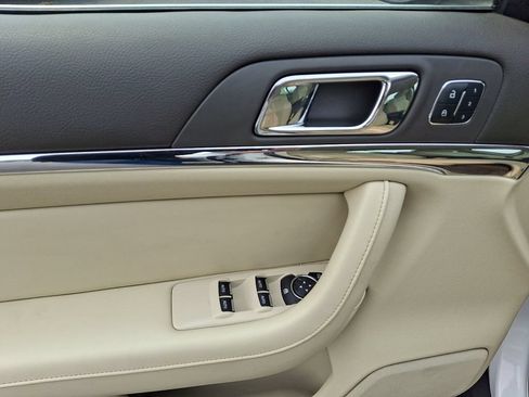 Used 2014 Lincoln MKS FWD image 12
