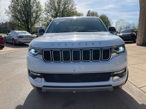 Used 2025 Jeep Wagoneer L Series II AWD/4WD image 8