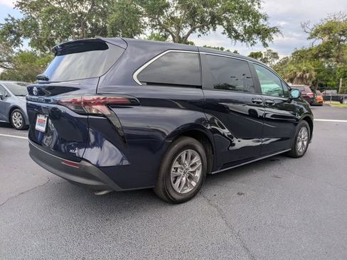 Used 2025 Toyota Sienna XLE FWD image 4