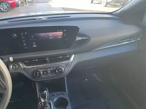 Used 2025 Buick Envista Preferred image 34