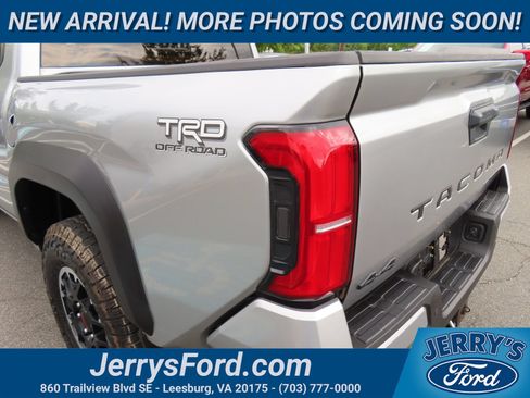 Used 2024 Toyota Tacoma TRD Off-Road w/ TRD Off Road Premium Package AWD/4WD image 10
