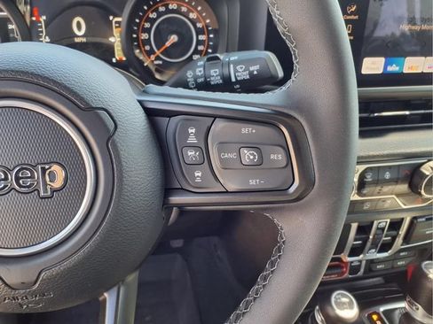 Used 2025 Jeep Wrangler Unlimited Sport AWD/4WD image 12