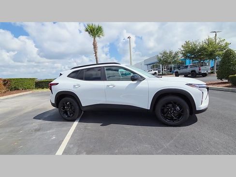 New 2026 Chevrolet Trax LT w/ Midnight Edition FWD image 16