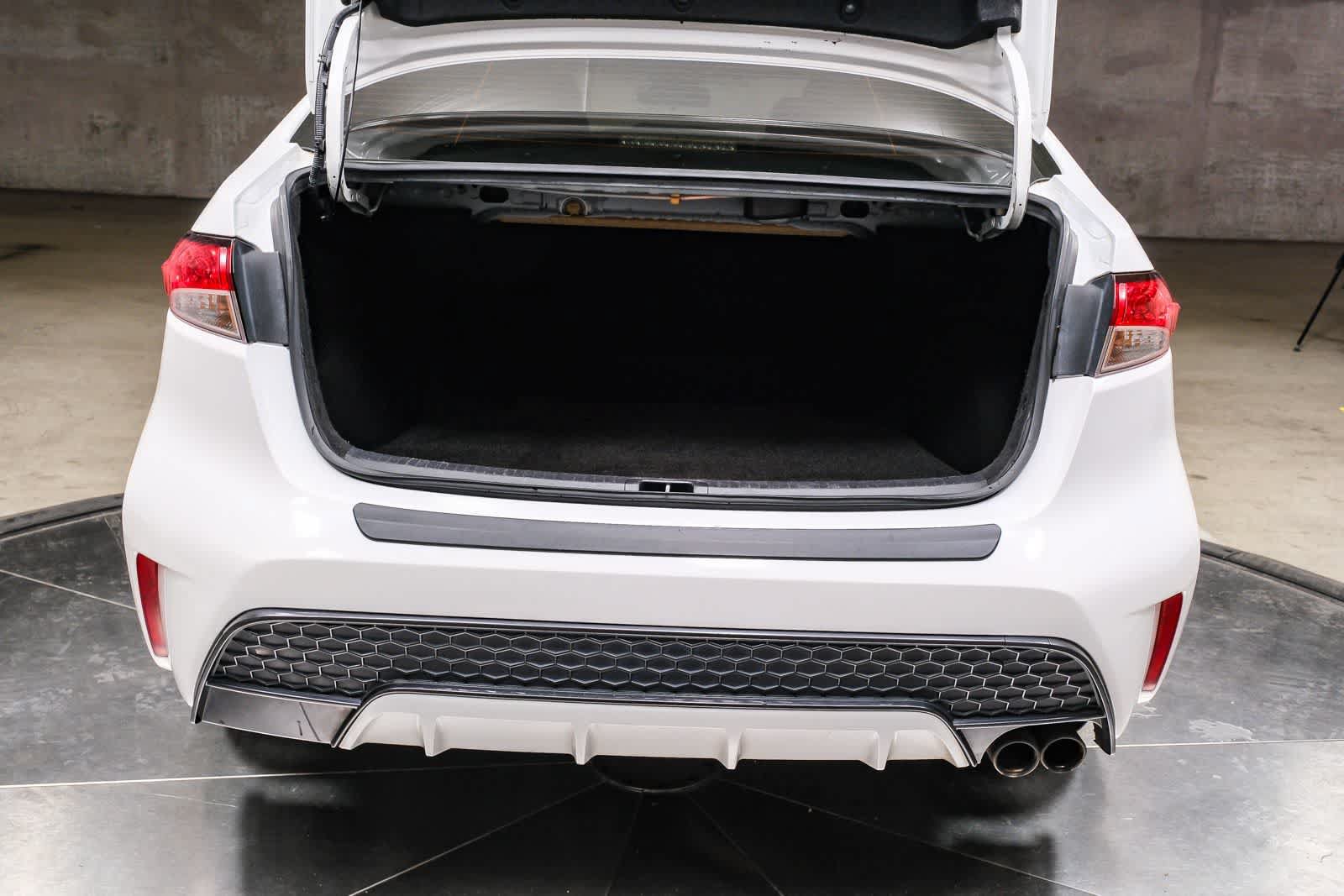 Used 2020 Toyota Corolla SE w/ Carpet Mat Package (TMS) FWD image 31