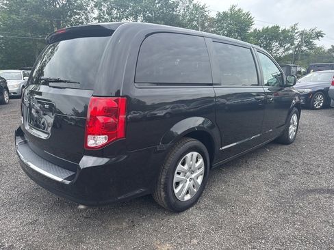 Used 2019 Dodge Grand Caravan SE image 5