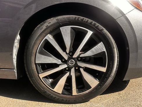 Used 2022 Nissan Sentra SV w/ SV Premium Package FWD image 30