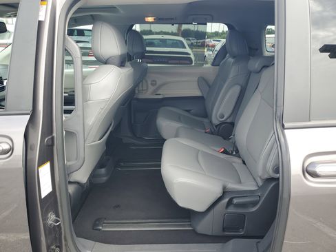 Used 2024 Toyota Sienna XLE FWD image 16