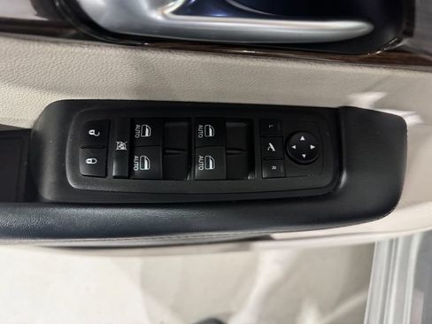 Used 2024 Chrysler Pacifica Limited FWD image 19