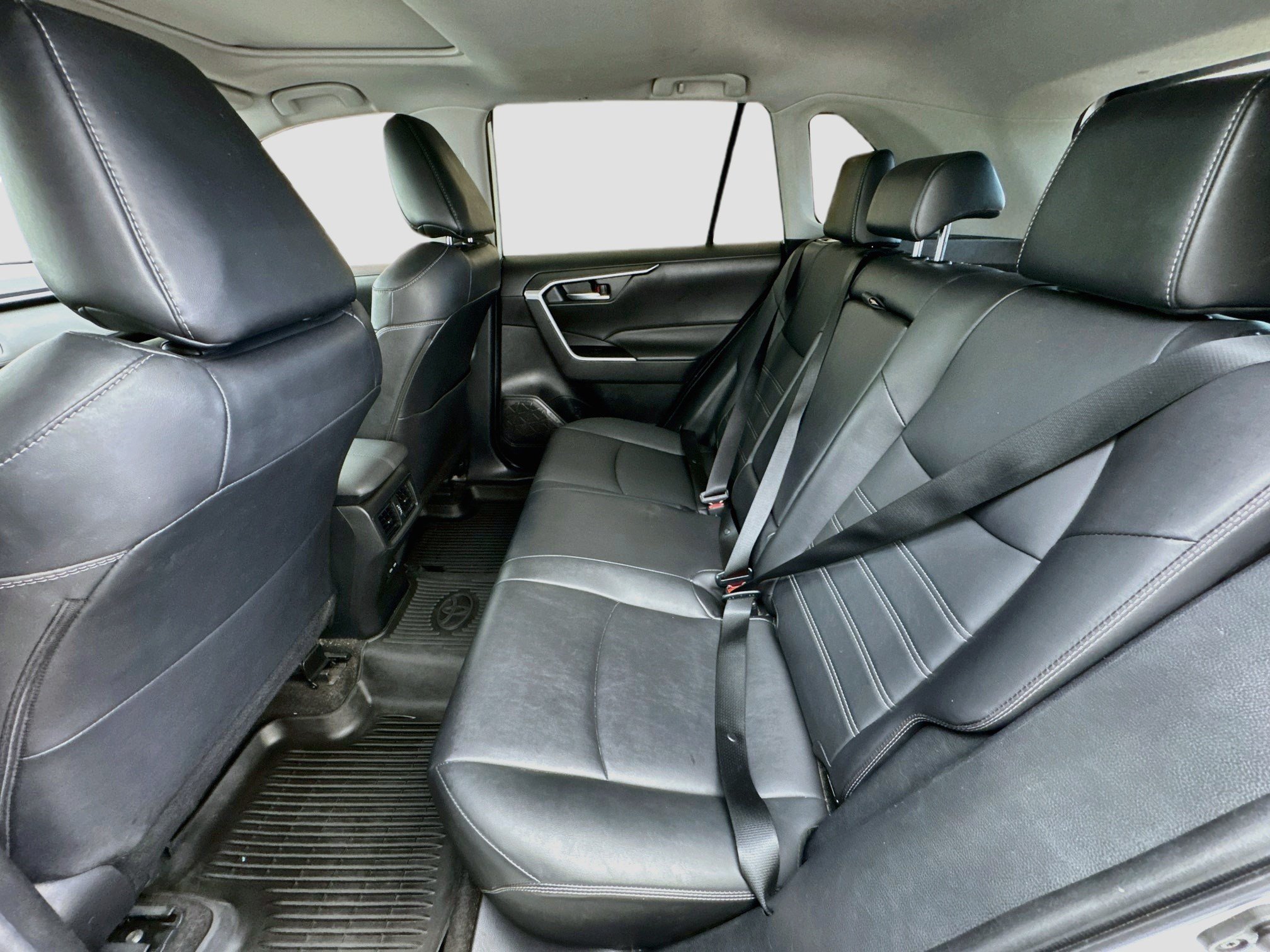 Used 2022 Toyota RAV4 XLE Premium FWD image 16