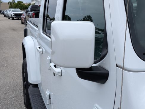 Used 2023 Jeep Gladiator Overland AWD/4WD image 12