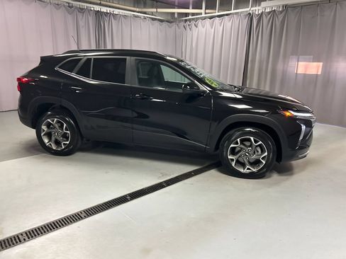 Used 2025 Chevrolet Trax LT FWD image 8