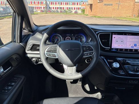 Used 2025 Chrysler Pacifica Select FWD image 31
