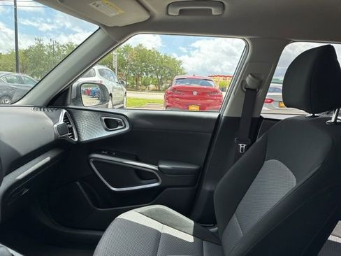 Used 2025 Kia Soul LX w/ LX Technology Package FWD image 23