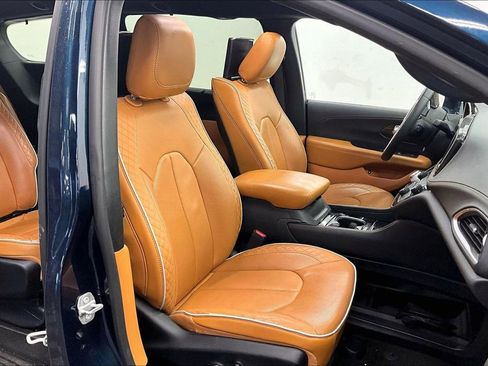 Used 2022 Chrysler Pacifica Pinnacle FWD image 6