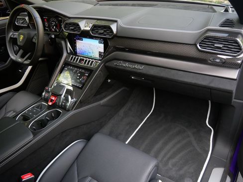 Used 2024 Lamborghini Urus Performante AWD/4WD image 40