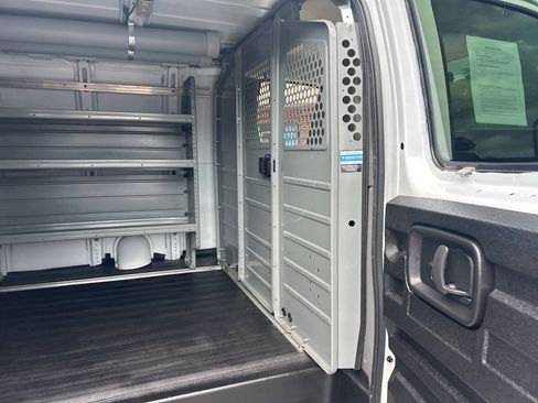 Used 2017 Chevrolet Express 2500 RWD image 18
