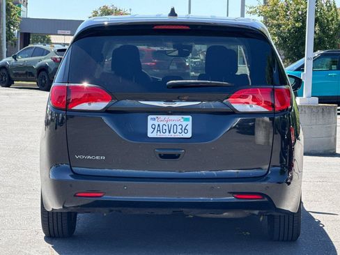 Certified 2022 Chrysler Voyager LX FWD image 5