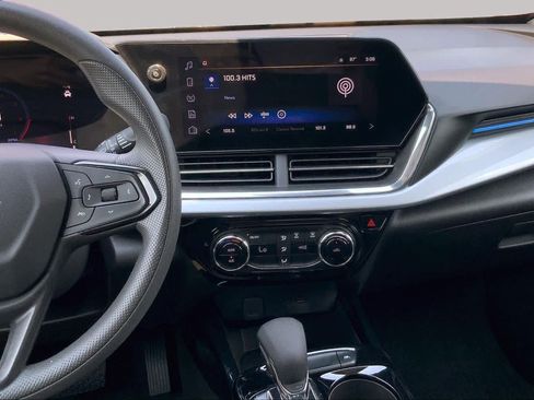 Used 2025 Chevrolet Trax LT FWD image 7