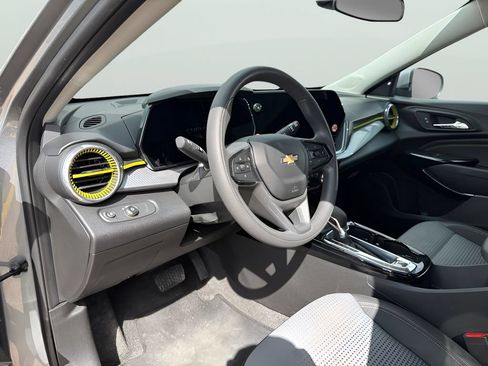 Used 2024 Chevrolet Trax LT FWD image 10