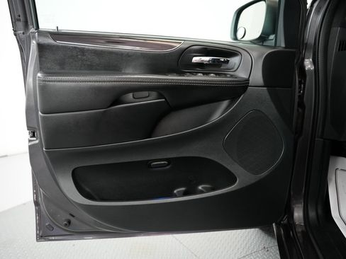 Used 2015 Dodge Grand Caravan SE image 36