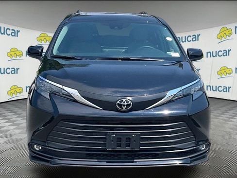 Used 2026 Toyota Sienna XLE FWD image 2